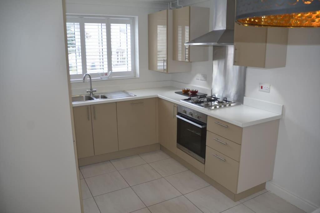 Modern Town House In Cotswolds - 3 Double Bedrooms Witney Extérieur photo