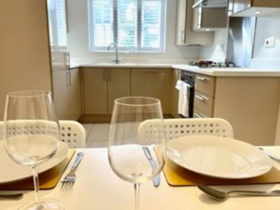Modern Town House In Cotswolds - 3 Double Bedrooms Witney Extérieur photo