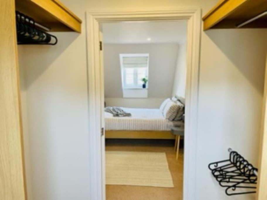Modern Town House In Cotswolds - 3 Double Bedrooms Witney Extérieur photo