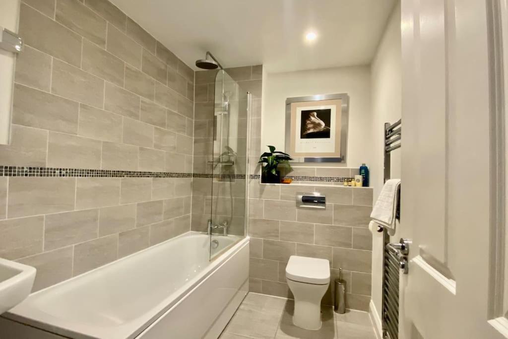 Modern Town House In Cotswolds - 3 Double Bedrooms Witney Extérieur photo