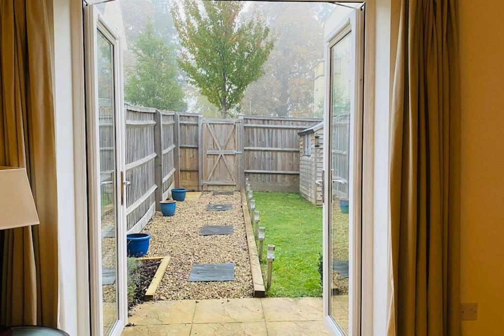Modern Town House In Cotswolds - 3 Double Bedrooms Witney Extérieur photo