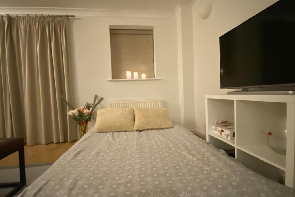 Modern Town House In Cotswolds - 3 Double Bedrooms Witney Extérieur photo