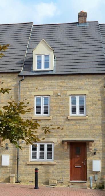 Modern Town House In Cotswolds - 3 Double Bedrooms Witney Extérieur photo