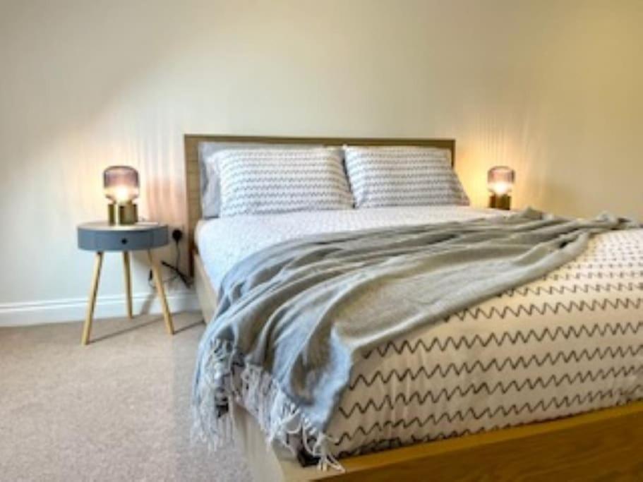 Modern Town House In Cotswolds - 3 Double Bedrooms Witney Extérieur photo