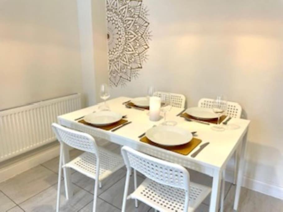 Modern Town House In Cotswolds - 3 Double Bedrooms Witney Extérieur photo