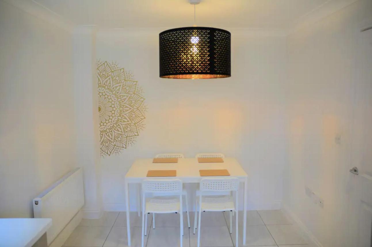 Modern Town House In Cotswolds - 3 Double Bedrooms Witney Extérieur photo