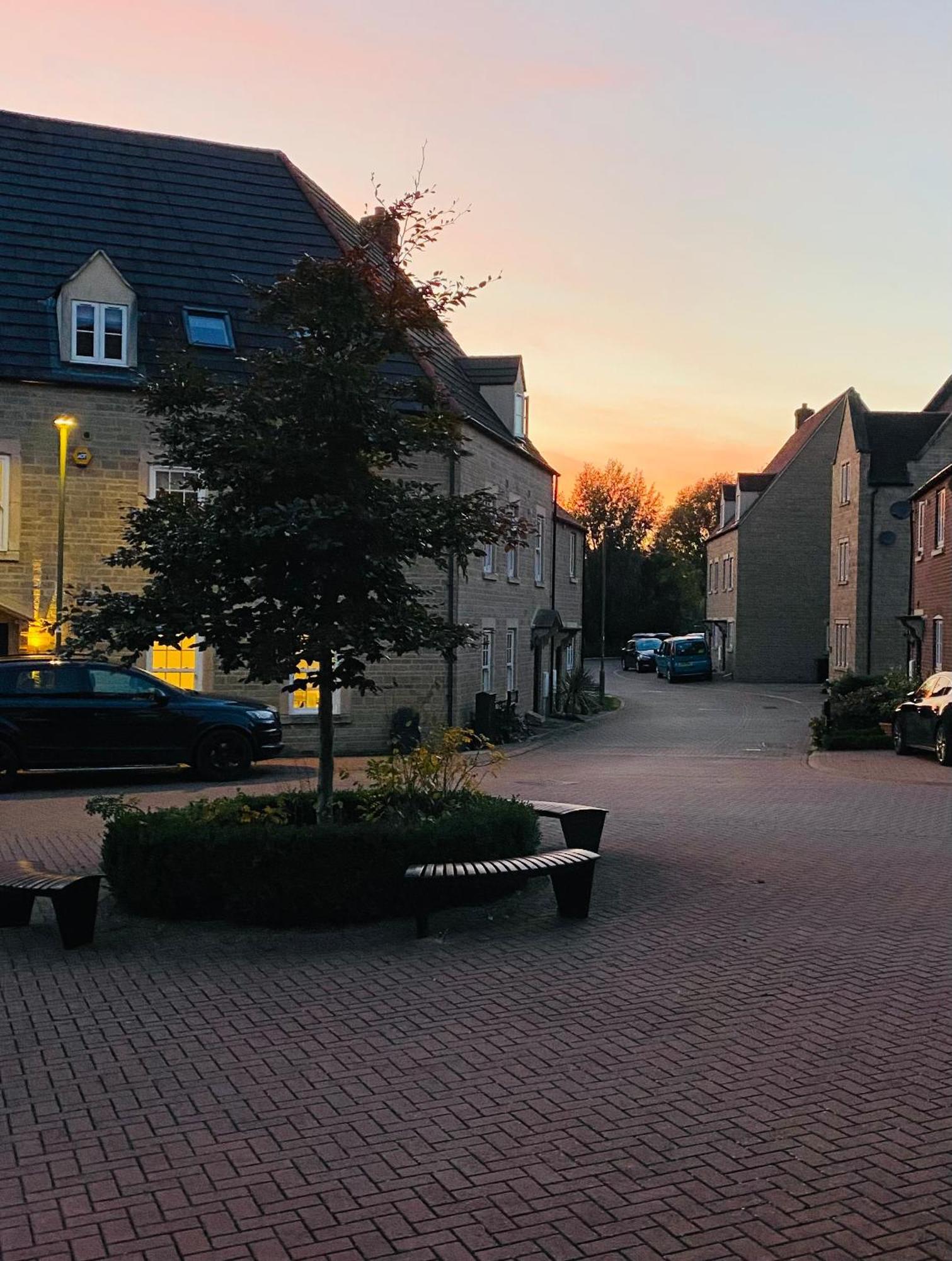 Modern Town House In Cotswolds - 3 Double Bedrooms Witney Extérieur photo